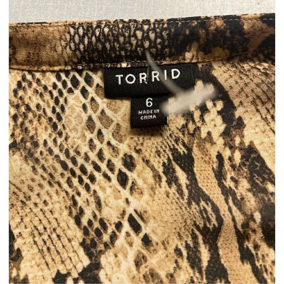 Torrid hi/lo blouse snakeskin print sz 6 - Picture 4 of 4